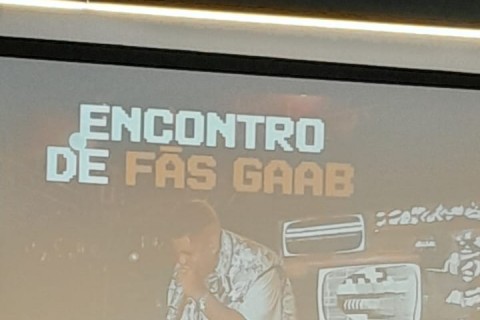 Gaab encanta fãs em encontro intimista na GR6